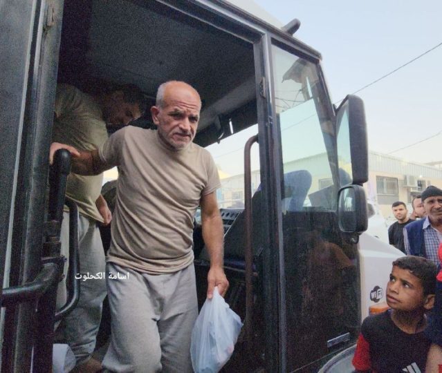 بالأسماء .. وصول 10 أسرى محررين إلى مشفى الأقصى في دير البلح