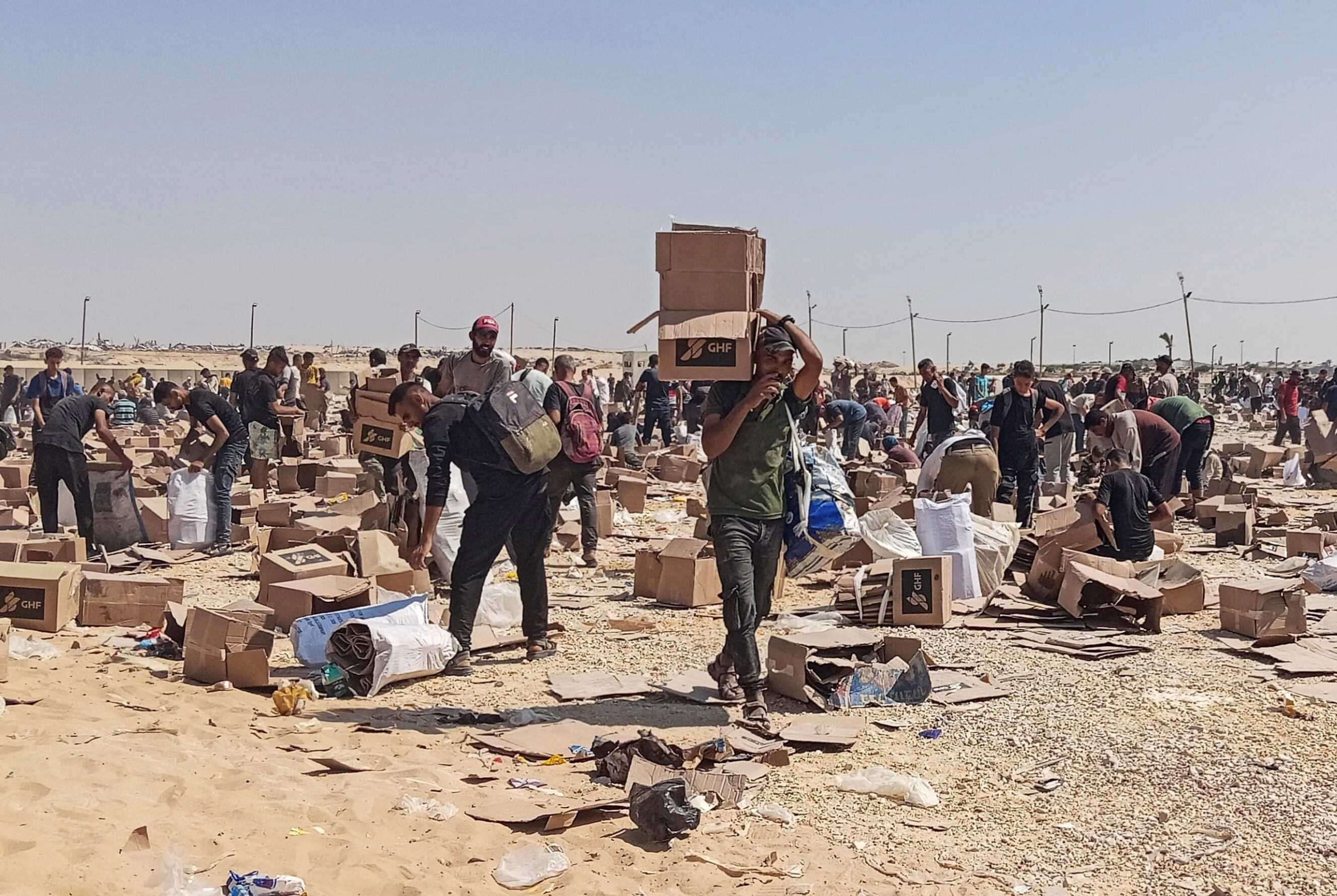 الإعلامي الحكومي بغزة: الإنزالات سقطت بمناطق القتال وشاحنات المساعدات نُهبت بتواطؤ إسرائيلي