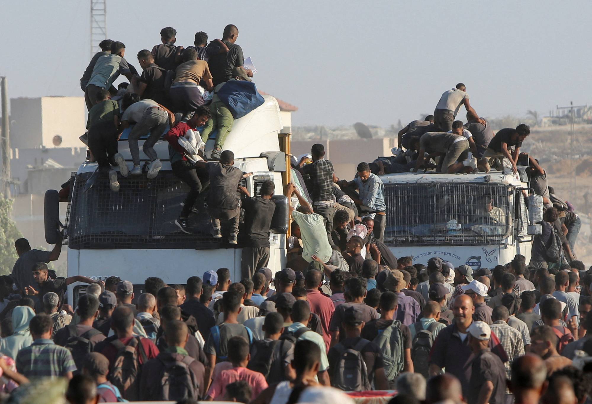 غزة تتلقى 84 شاحنة فقط وسط فوضى أمنية ونداء عاجل لفتح المعابر