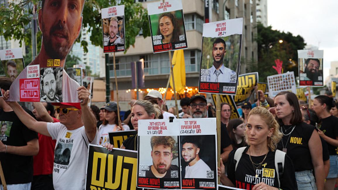 عائلات الأسرى الإسرائيليين تطالب نتنياهو بالكف عرقلة فرص الإفراج عن أبنائهم