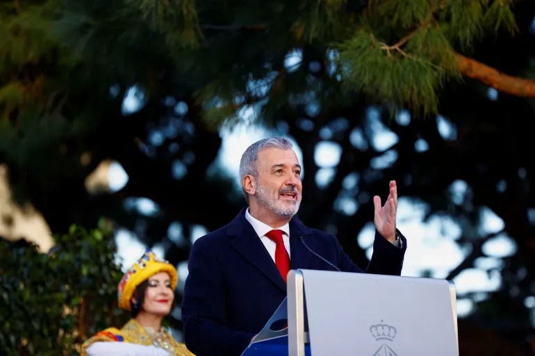 إسرائيل تمنع عمدة برشلونة من الدخول بسبب موقفه من إبادة غزة