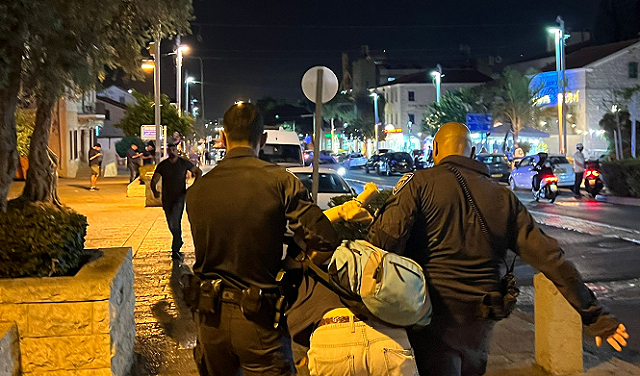 شرطة الاحتلال تقمع وقفة في حيفا منددة بحرب الإبادة على غزة