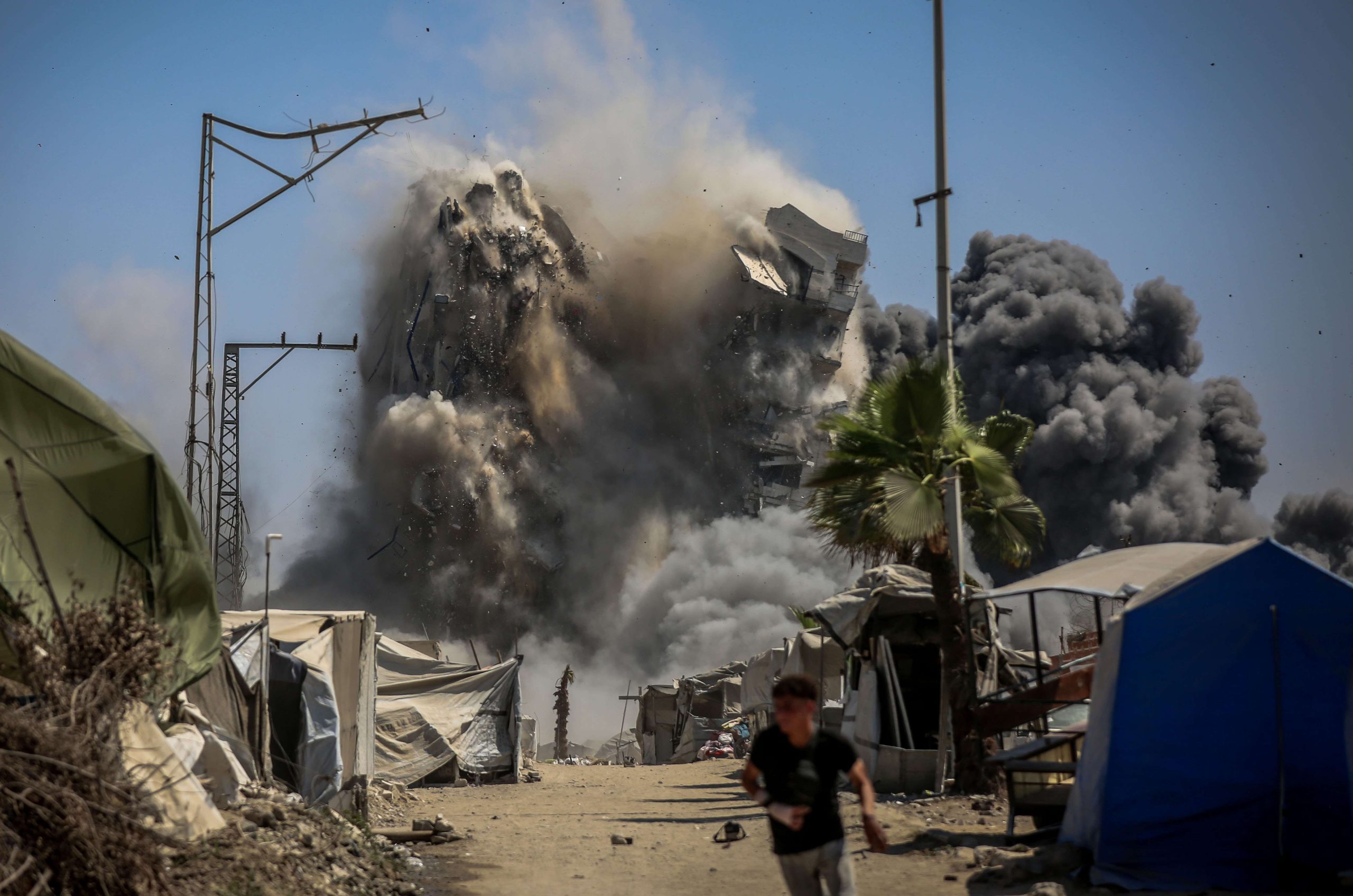 الأورومتوسطي يحذر من انقطاع الاتصالات والإنترنت في غزة جراء القصف الإسرائيلي للأبراج السكنية