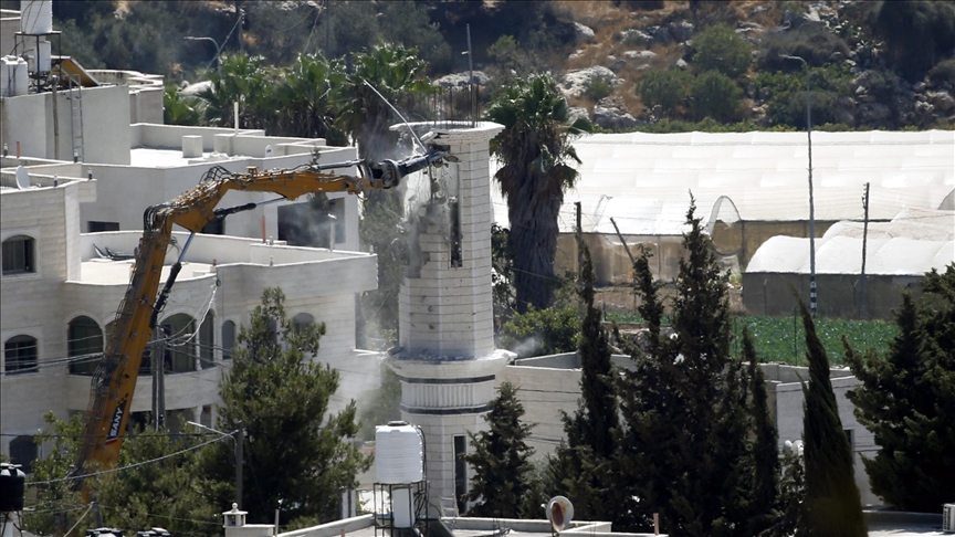 جيش الاحتلال يهدم مئذنة مسجد جنوب الخليل