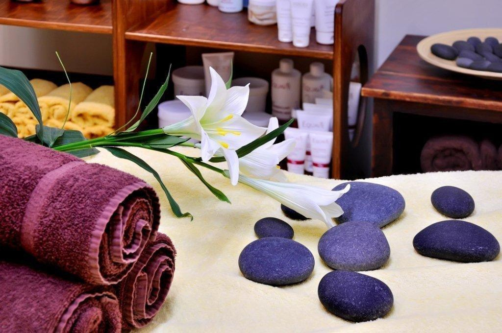 Two Bunch Palms Spa, Desert Hot Springs Treatment to Try: Mud Bath, Angel Reading Two Bunch Palms Spa is one of the most renowned spas in the Palm Springs area. This legendary spa offers unique treatments like mud therapy, water therapy, massage therapy, plus body therapy, natural nail care, personal wellness stations, and wellness classes. One of the most unique facial treatments is the Oxygeneo Facial, which uses oxygen to exfoliate and rejuvenate the skin. You can also try an ayurvedic massage in which two therapists work on your simultaneously or you can attend a Shaman Clearing Session where you can “align yourself with your sacred destiny.”