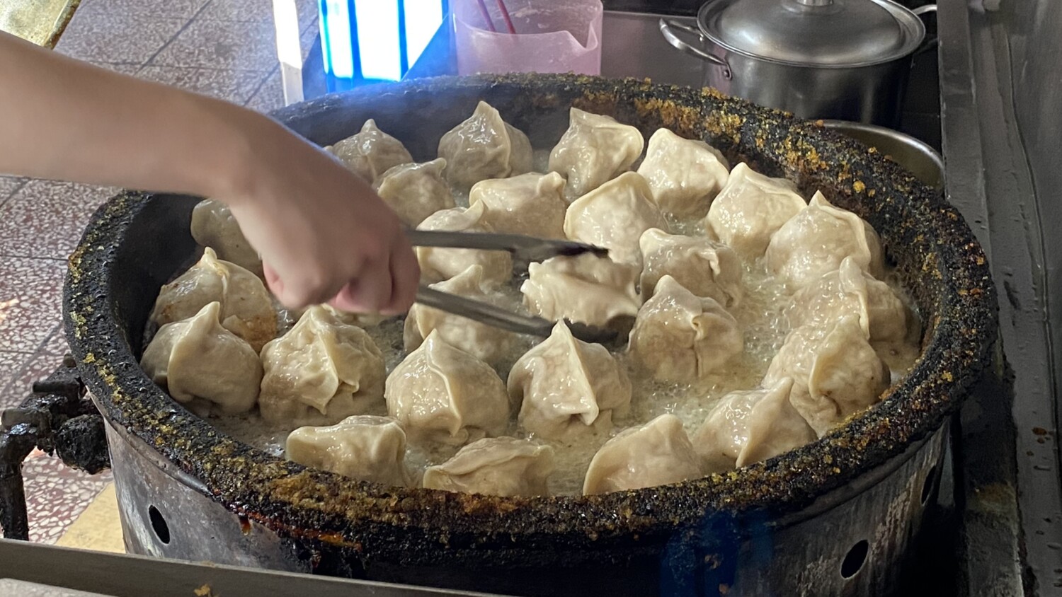 胡記麵館，台南吳園旁的人氣巨大煎餃店