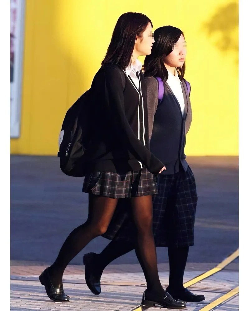 黒タイツJK画像61枚～冬仕様の女子校生むっちり太もも集│エロ画像ぱんちらちゃんねる