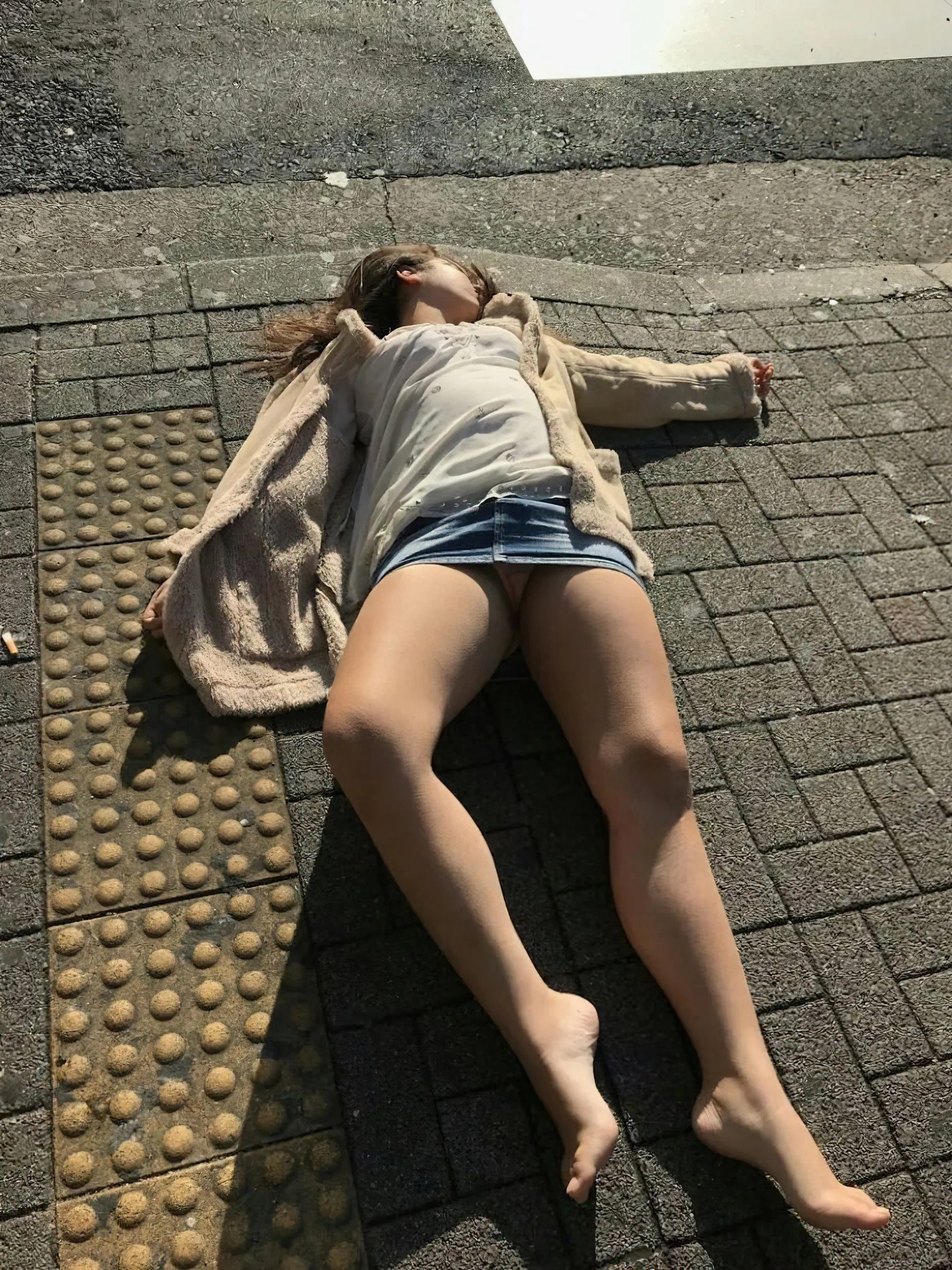 泥酔パンチラ画像150枚～まるでヤムチャ状態な飲みつぶれたOLやギャルのパンモロ集│エロ画像ぱんちらちゃんねる