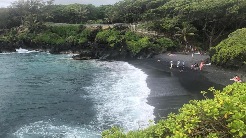 Hawaii’s governor tells tourists to stay away amid COVID-19 surge. What that means for travelers