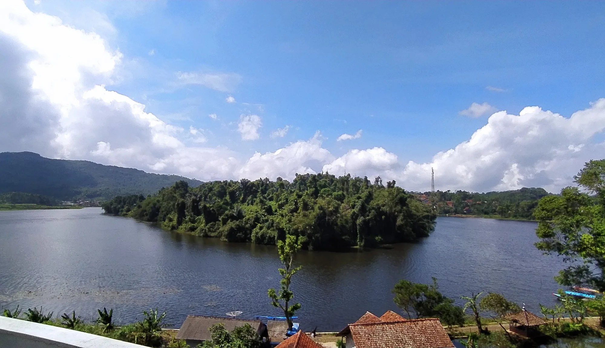 Lebih dari Sekadar Danau: Situ Lengkong Panjalu, Destinasi Weekend Bernuansa Religi