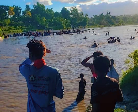 Cientos de familias de la comunidad de Petite Rivière de l’Artibonite fueron expulsadas por la pandilla Grand Grife. Muchas de ellas se vieron obligadas a lanzarse al río para salvar sus vidas.
