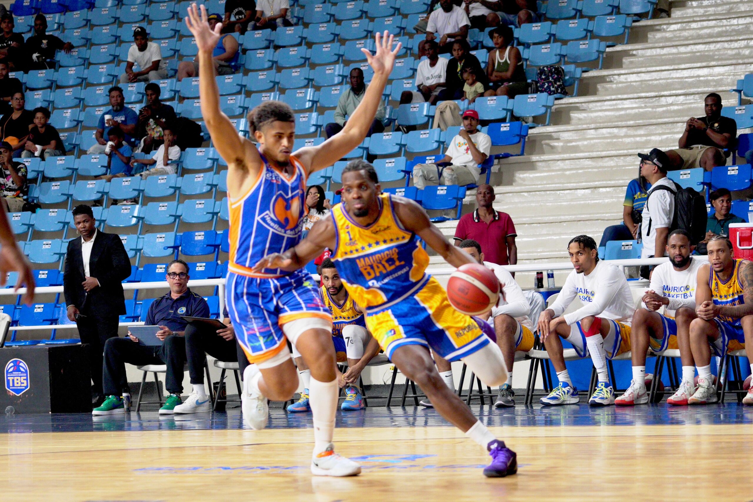 El baloncesto del Distrito Nacional se desarrolla en el Palacio del Voleibol, en el COJPD.