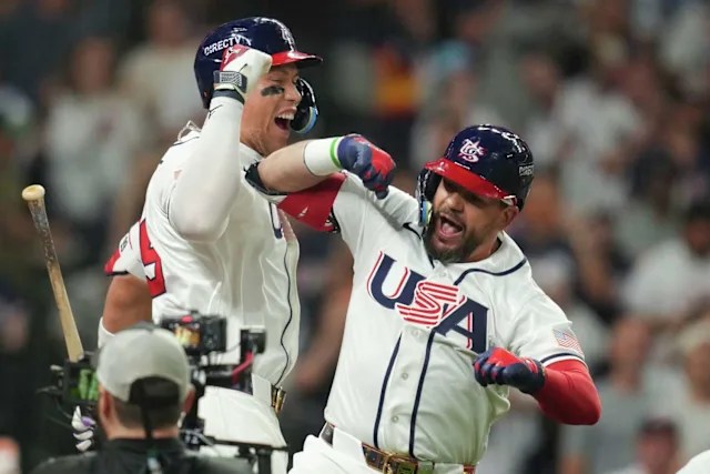 Kyle Schwarber y Aaron Judge celebran.