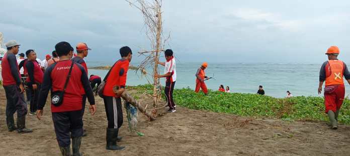 OPD Pemkab Badung membersihkan sampah kiriman di Pantai Jerman belum lama ini.