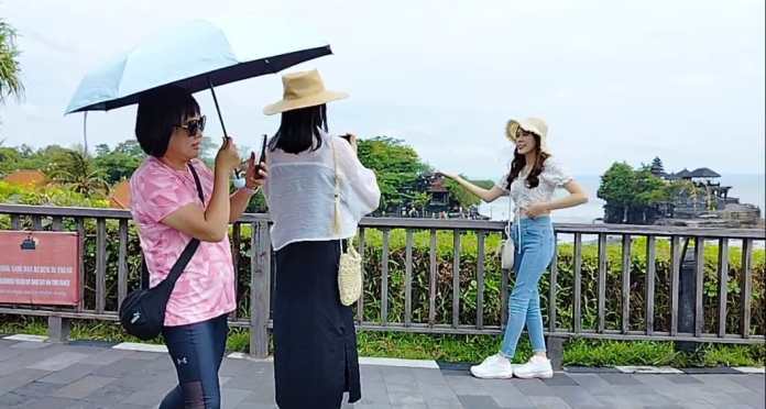 Wisatawan Cina Swafoto di DTW Tanah Lot Tabanan.