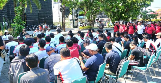Validasi dan Simulasi Penerbitan NPWPD dan NOPD (5) Wabup Bagus Alit Sucipta saat memberikan pengarahan serangkaian validasi dan simulasi penerbitan NPWPD dan NOPD di Desa Tibubeneng, Kecamatan Kuta Utara, Jumat (3/10).
