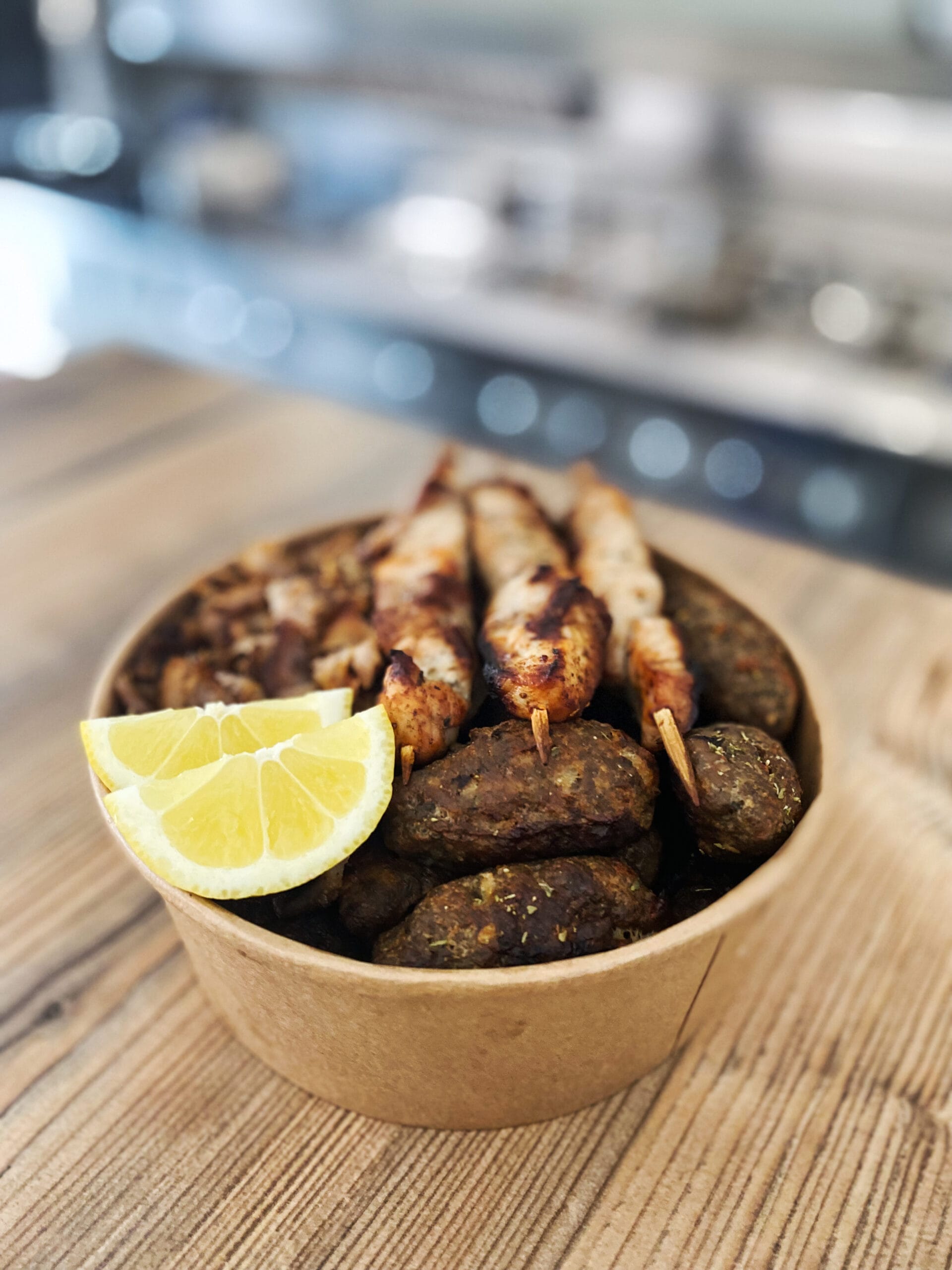 Souvlaki & Sousoukakia bei Papa Gyros in Wesseling. Hier im Imbiss bekommst du griechische Leckereien in die Schale. Echte griechische Gewürze, leckeres, frisches Fleisch.