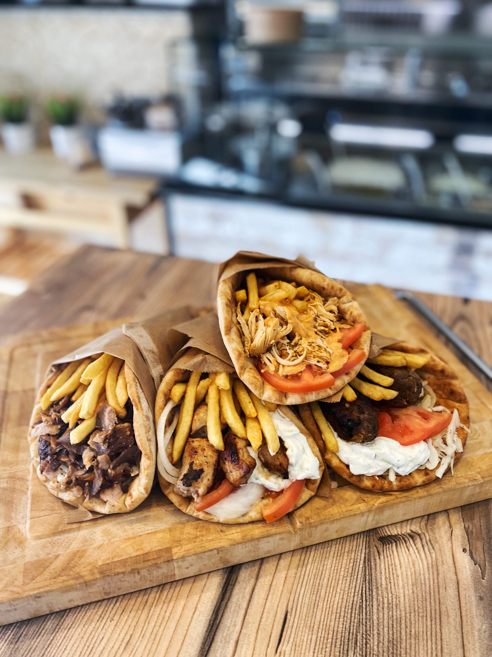 Gyros Pita mit Pommes und Krautsalat von Papa Gyros, dem griechischen Imbiss aus Wesseling, wo alles lecker schmeckt und mit Liebe zubereitet wird.