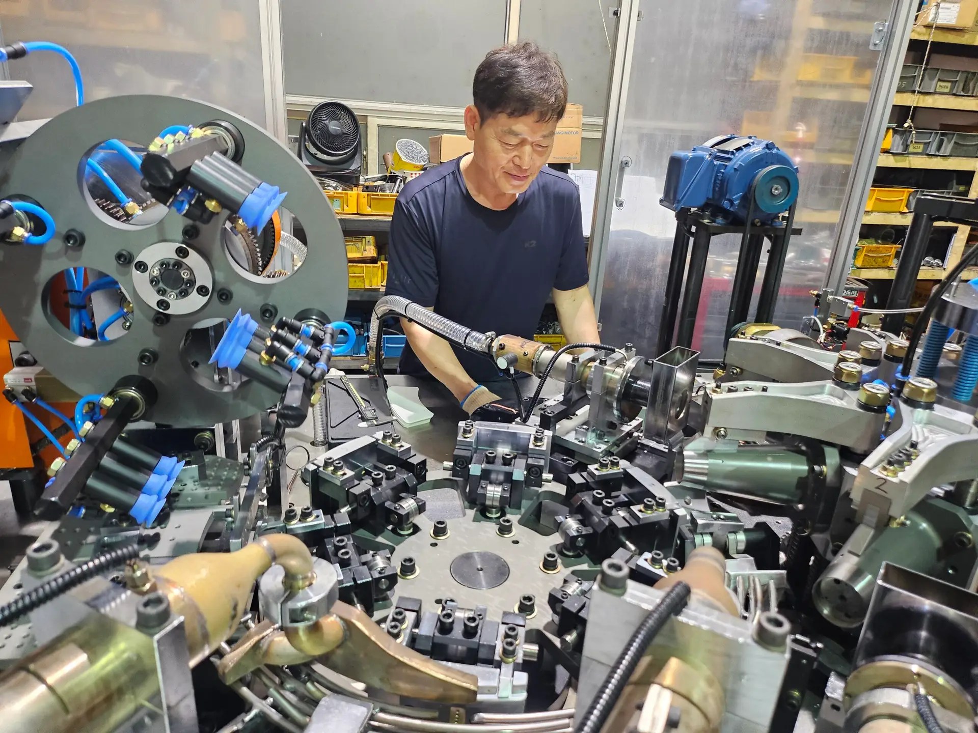 WOOSUNG Machinery engineer assembling the WSGP1700 high speed paper cup forming machine at the factory
