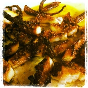 Pulpo a la brasa con aceite de oliva, ajo y perejil.