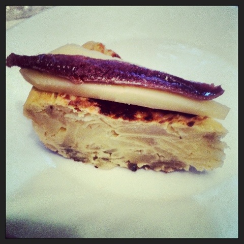 Tapa o pincho de tortilla, queso manchego y anchoa