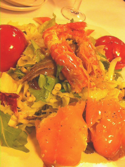 Ensalada de ahumados: mezcla de lechugas, maiz, delicias de cangrejo, tomates confitados, langostinos, anchoas y rollitos de salmón rellenos de salsa.