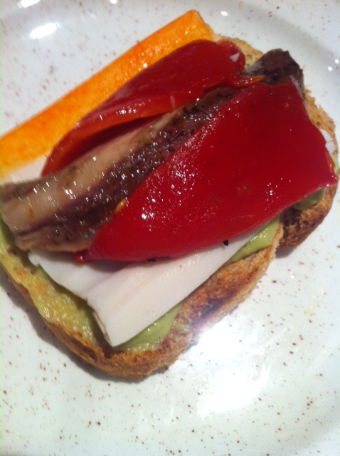 Tosta pimiento piquillo, caballa , guacamole y delicia de cangrejo.