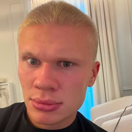 Haaland corta o cabelo e mostra novo visual nas redes