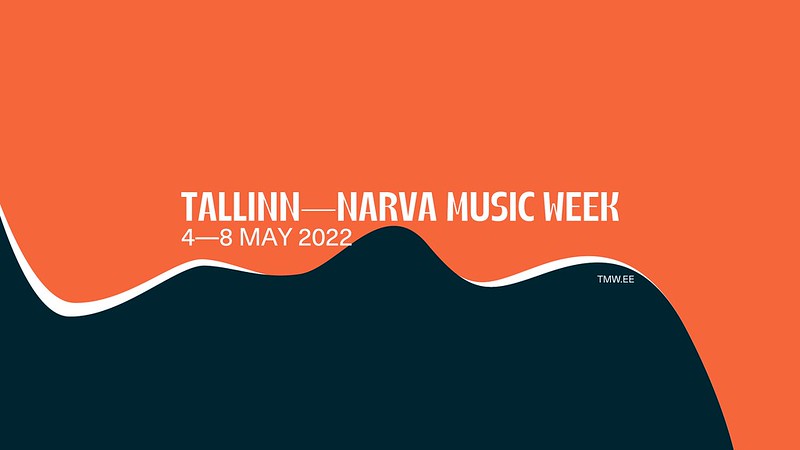 Tallinn–Narva Music Week 2022 -festivaalin banneri oranssilla taustalla ja tummansinisellä aallolla