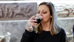 Woman drinking wine teaches pushy mother a lesson after family tries to intervene