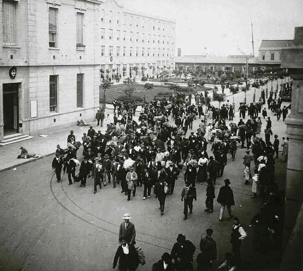 Ir y venir de personas en el Hotel de Inmigrantes. Fotografía de Sociedad Fotográfica Argentina de Aficionados