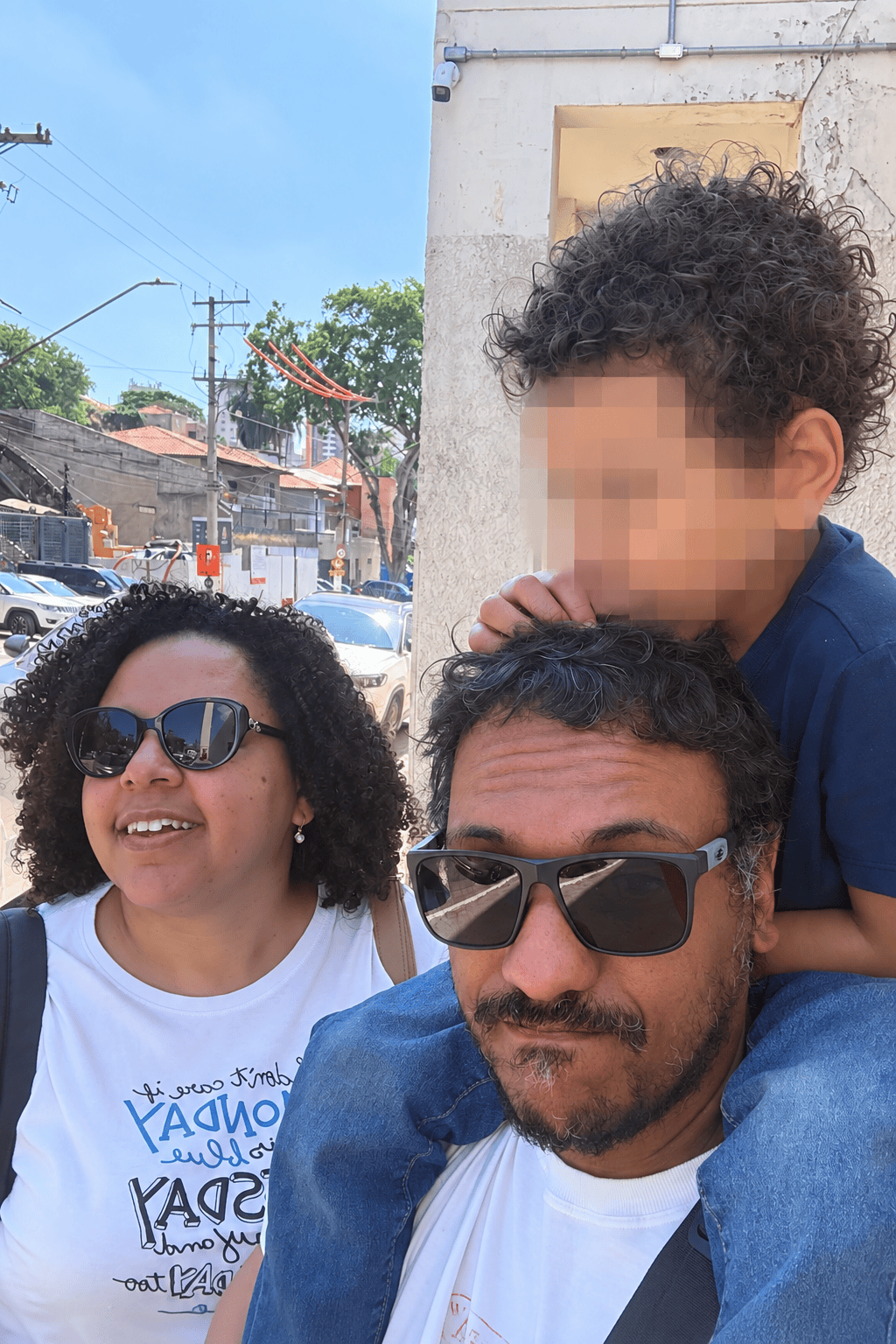 Paternidade negra no cotidiano: Eduardo com a família durante um passeio