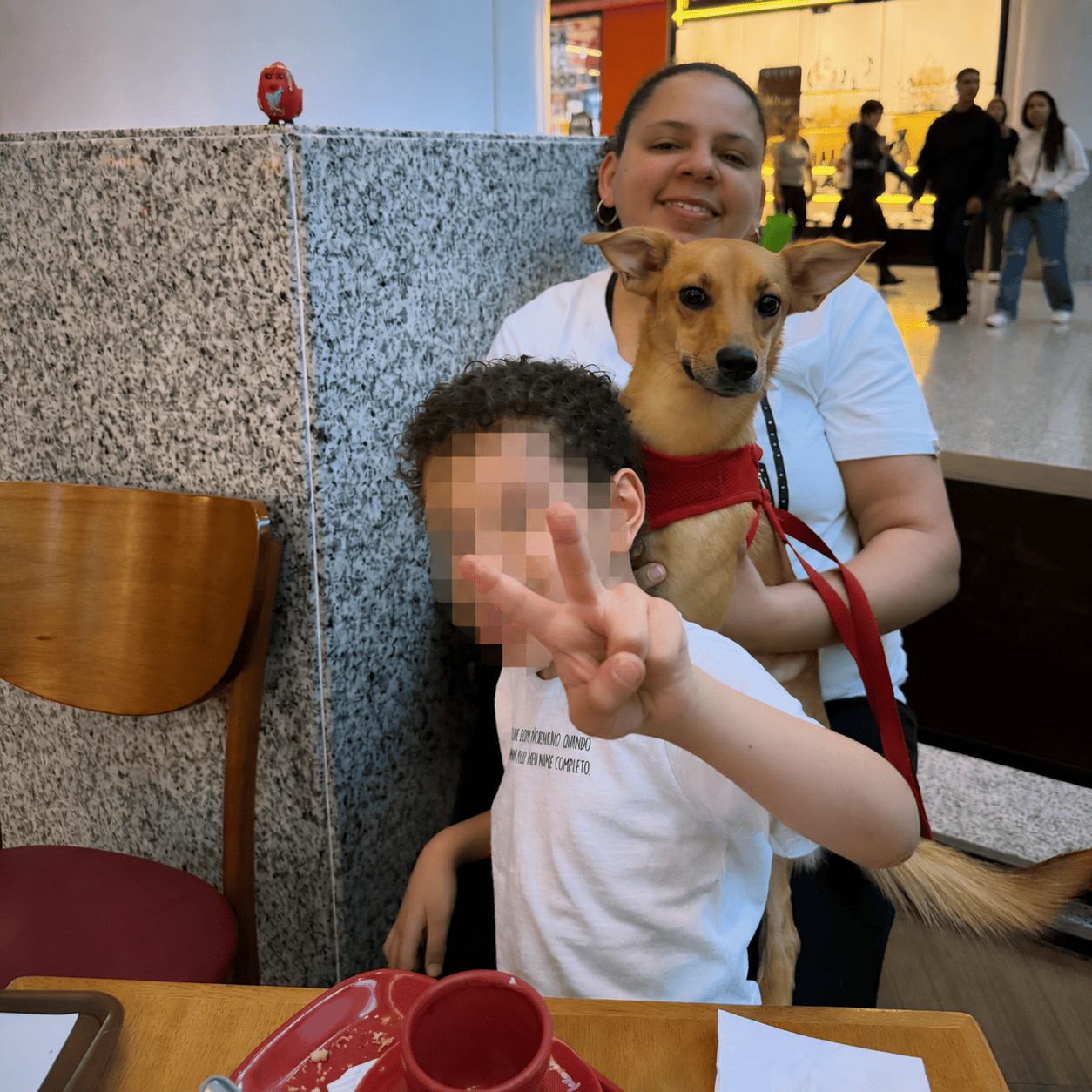 Momento cotidiano de mãe e criança durante passeio em família