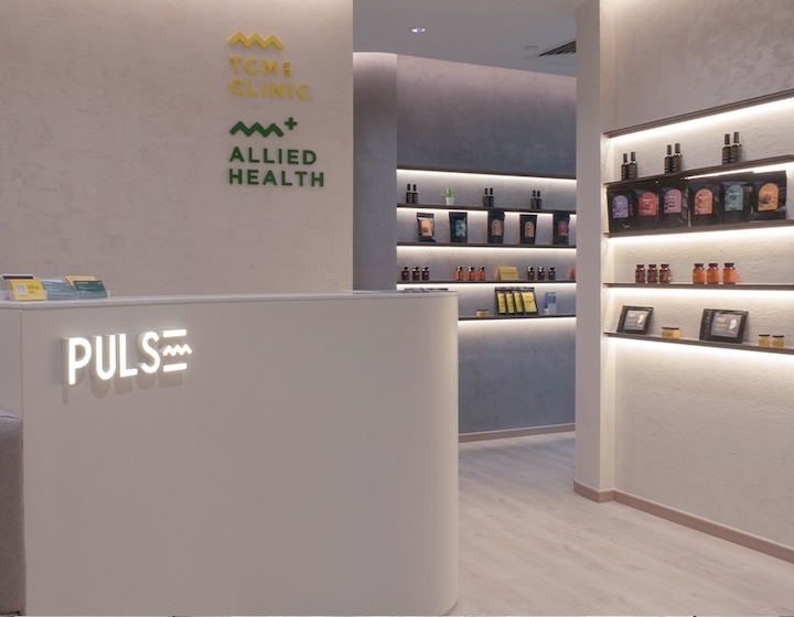 Modern bilingual TCM clinic acupuncture and tuina