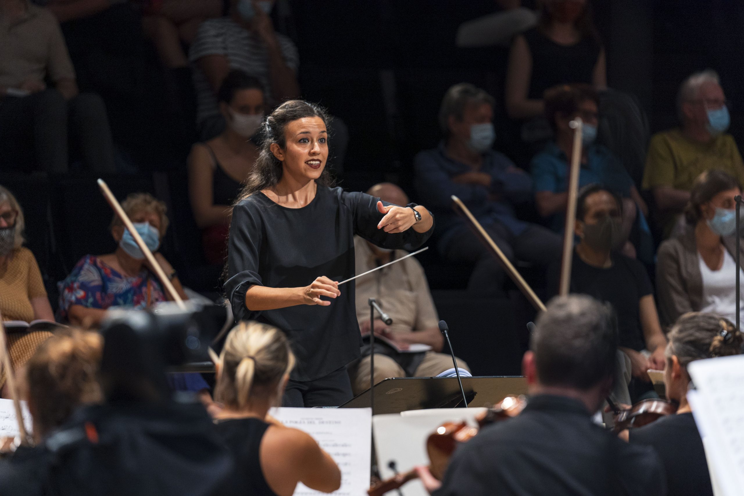 First semi-final of the La Maestra competition with the Paris Mozart Orchestra. The Maestra, 1st edition of the International Conductors Competition. Twelve candidates conduct the Paris Mozart Orchestra during the semifinals and finals of the competition which takes place from 14 to 18 September 2020 at the Philharmonie de Paris. Paris, September 15, 2020.
Première demi-finale du concours la Maestra avec le Paris Mozart Orchestra. La Maestra, 1ere edition du Concours International de Cheffes d Orchestre. Douze candidates dirigent l orchestre du Paris Mozart Orchestra durant les demies-finales et finales du concours qui se tient du 14 au 18 Septembre 2020 a la Philharmonie de Paris. Paris, le 15 septembre 2020.