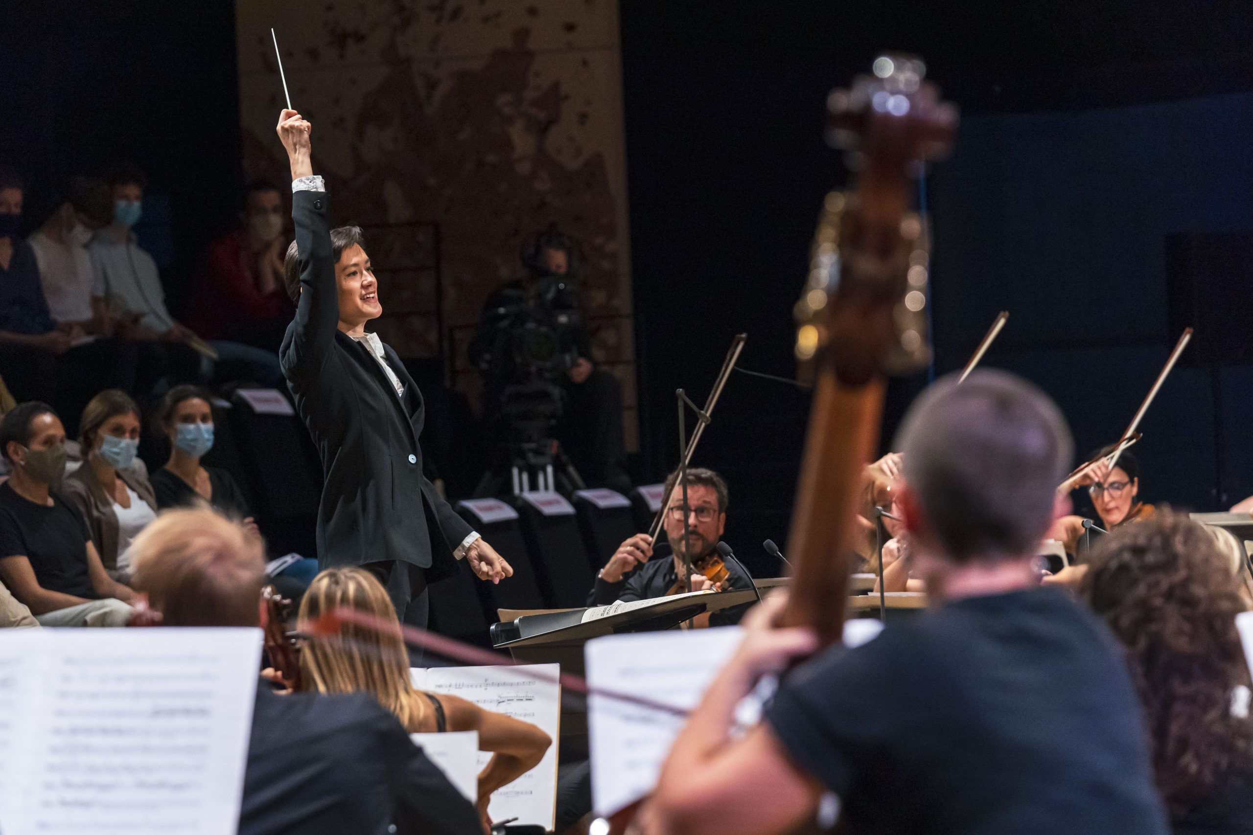 First semi-final of the La Maestra competition with the Paris Mozart Orchestra. The Maestra, 1st edition of the International Conductors Competition. Twelve candidates conduct the Paris Mozart Orchestra during the semifinals and finals of the competition which takes place from 14 to 18 September 2020 at the Philharmonie de Paris. Paris, September 15, 2020.
Première demi-finale du concours la Maestra avec le Paris Mozart Orchestra. La Maestra, 1ere edition du Concours International de Cheffes d Orchestre. Douze candidates dirigent l orchestre du Paris Mozart Orchestra durant les demies-finales et finales du concours qui se tient du 14 au 18 Septembre 2020 a la Philharmonie de Paris. Paris, le 15 septembre 2020.