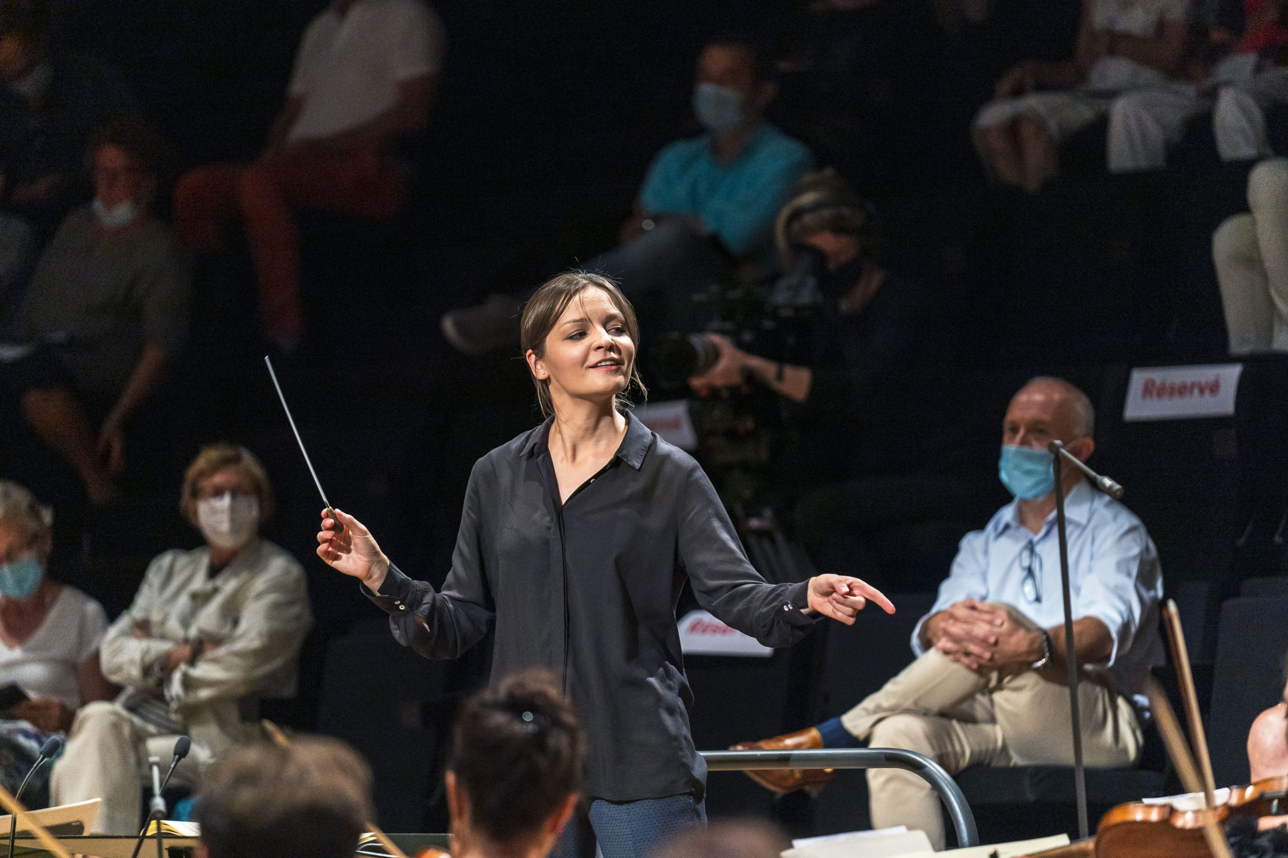 First semi-final of the La Maestra competition with the Paris Mozart Orchestra. The Maestra, 1st edition of the International Conductors Competition. Twelve candidates conduct the Paris Mozart Orchestra during the semifinals and finals of the competition which takes place from 14 to 18 September 2020 at the Philharmonie de Paris. Paris, September 15, 2020.
Première demi-finale du concours la Maestra avec le Paris Mozart Orchestra. La Maestra, 1ere edition du Concours International de Cheffes d Orchestre. Douze candidates dirigent l orchestre du Paris Mozart Orchestra durant les demies-finales et finales du concours qui se tient du 14 au 18 Septembre 2020 a la Philharmonie de Paris. Paris, le 15 septembre 2020.