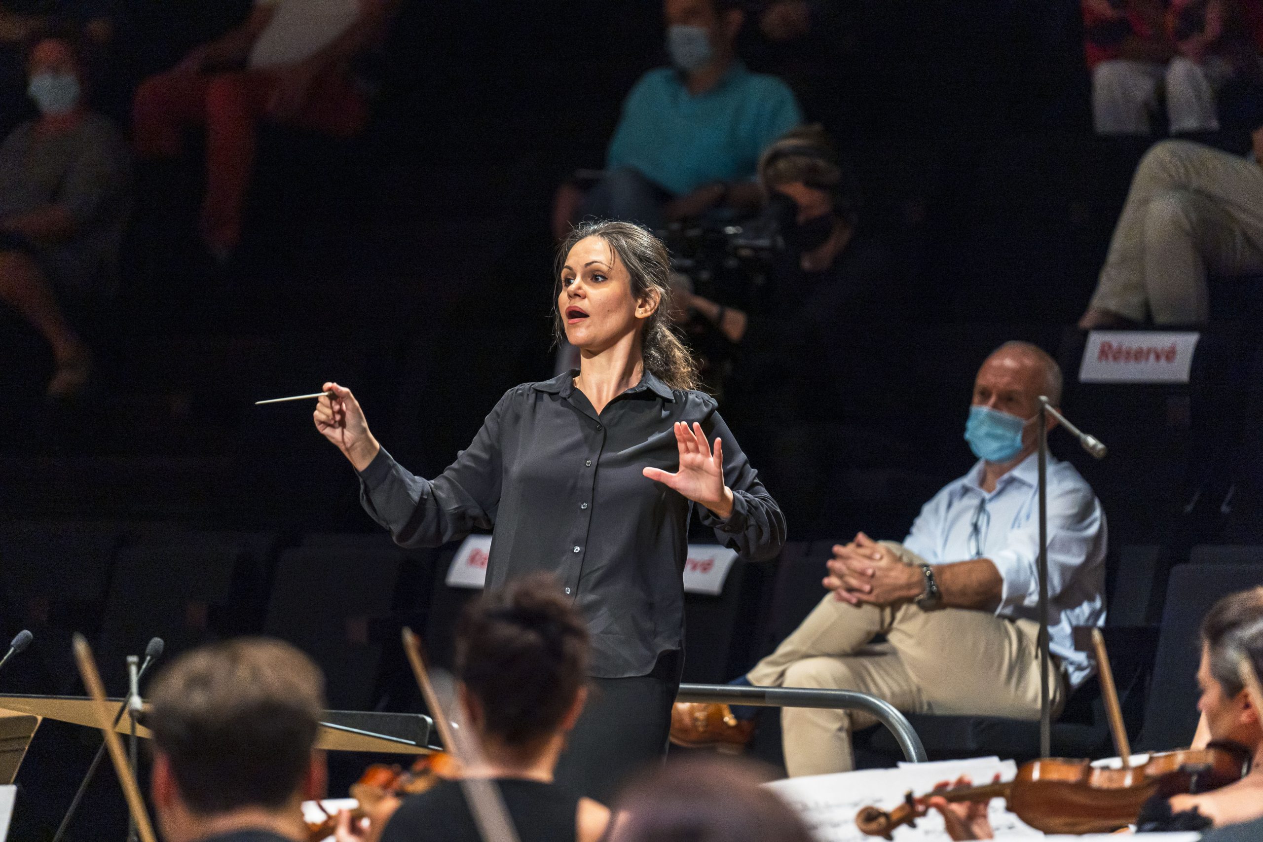 First semi-final of the La Maestra competition with the Paris Mozart Orchestra. The Maestra, 1st edition of the International Conductors Competition. Twelve candidates conduct the Paris Mozart Orchestra during the semifinals and finals of the competition which takes place from 14 to 18 September 2020 at the Philharmonie de Paris. Paris, September 15, 2020.
Première demi-finale du concours la Maestra avec le Paris Mozart Orchestra. La Maestra, 1ere edition du Concours International de Cheffes d Orchestre. Douze candidates dirigent l orchestre du Paris Mozart Orchestra durant les demies-finales et finales du concours qui se tient du 14 au 18 Septembre 2020 a la Philharmonie de Paris. Paris, le 15 septembre 2020.