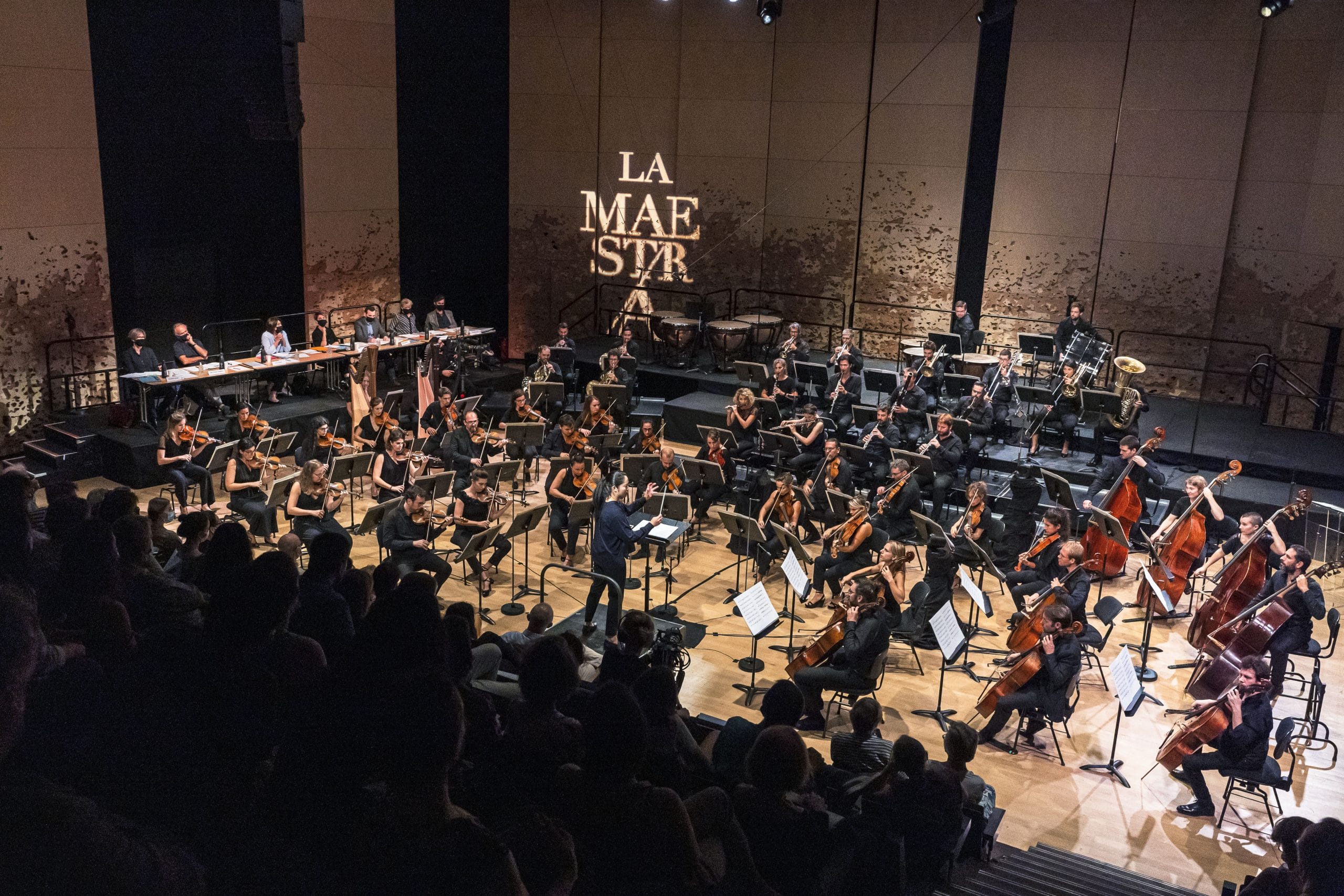 First semi-final of the La Maestra competition with the Paris Mozart Orchestra. The Maestra, 1st edition of the International Conductors Competition. Twelve candidates conduct the Paris Mozart Orchestra during the semifinals and finals of the competition which takes place from 14 to 18 September 2020 at the Philharmonie de Paris. Paris, September 15, 2020.
Première demi-finale du concours la Maestra avec le Paris Mozart Orchestra. La Maestra, 1ere edition du Concours International de Cheffes d Orchestre. Douze candidates dirigent l orchestre du Paris Mozart Orchestra durant les demies-finales et finales du concours qui se tient du 14 au 18 Septembre 2020 a la Philharmonie de Paris. Paris, le 15 septembre 2020.