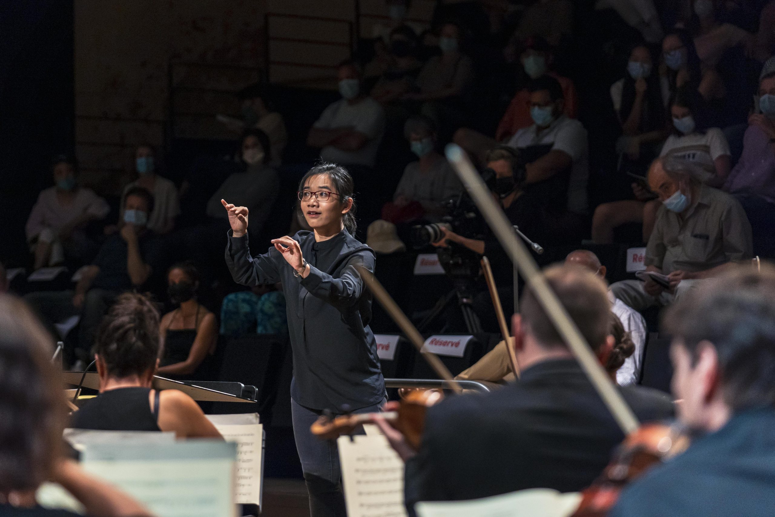 Second semi-final of the La Maestra competition with the Paris Mozart Orchestra. The Maestra, 1st edition of the International Conductors Competition. Twelve candidates conduct the Paris Mozart Orchestra during the semifinals and finals of the competition which takes place from 14 to 18 September 2020 at the Philharmonie de Paris. Paris, September 16, 2020.
Seconde demi-finale du concours la Maestra avec le Paris Mozart Orchestra. La Maestra, 1ere edition du Concours International de Cheffes d Orchestre. Douze candidates dirigent l orchestre du Paris Mozart Orchestra durant les demies-finales et finales du concours qui se tient du 14 au 18 Septembre 2020 a la Philharmonie de Paris. Paris, le 16 septembre 2020.