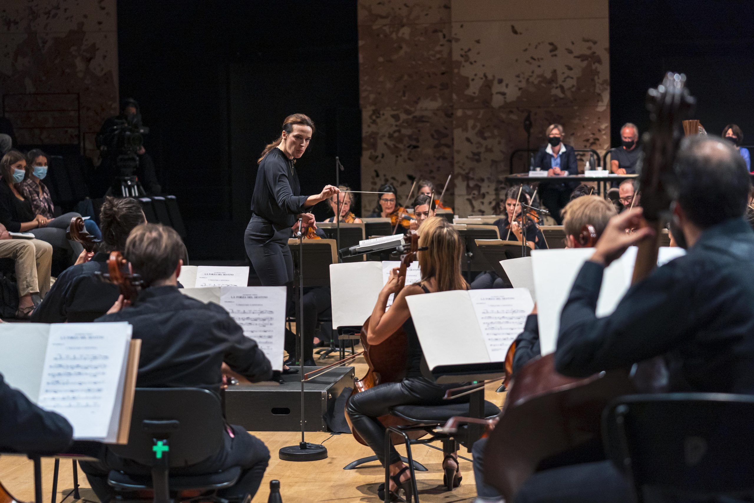 Second semi-final of the La Maestra competition with the Paris Mozart Orchestra. The Maestra, 1st edition of the International Conductors Competition. Twelve candidates conduct the Paris Mozart Orchestra during the semifinals and finals of the competition which takes place from 14 to 18 September 2020 at the Philharmonie de Paris. Paris, September 16, 2020.
Seconde demi-finale du concours la Maestra avec le Paris Mozart Orchestra. La Maestra, 1ere edition du Concours International de Cheffes d Orchestre. Douze candidates dirigent l orchestre du Paris Mozart Orchestra durant les demies-finales et finales du concours qui se tient du 14 au 18 Septembre 2020 a la Philharmonie de Paris. Paris, le 16 septembre 2020.