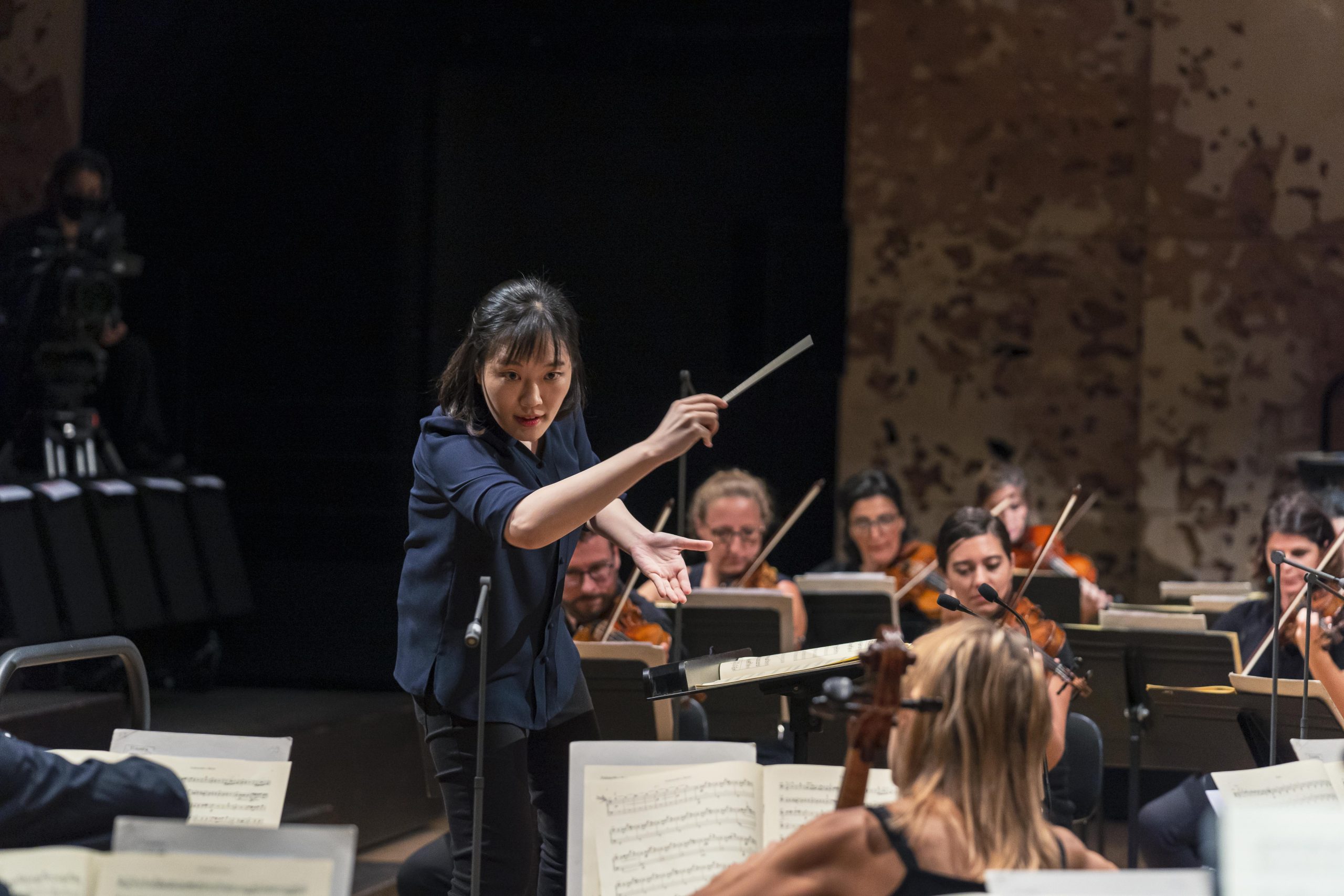 Second semi-final of the La Maestra competition with the Paris Mozart Orchestra. The Maestra, 1st edition of the International Conductors Competition. Twelve candidates conduct the Paris Mozart Orchestra during the semifinals and finals of the competition which takes place from 14 to 18 September 2020 at the Philharmonie de Paris. Paris, September 16, 2020.
Seconde demi-finale du concours la Maestra avec le Paris Mozart Orchestra. La Maestra, 1ere edition du Concours International de Cheffes d Orchestre. Douze candidates dirigent l orchestre du Paris Mozart Orchestra durant les demies-finales et finales du concours qui se tient du 14 au 18 Septembre 2020 a la Philharmonie de Paris. Paris, le 16 septembre 2020.