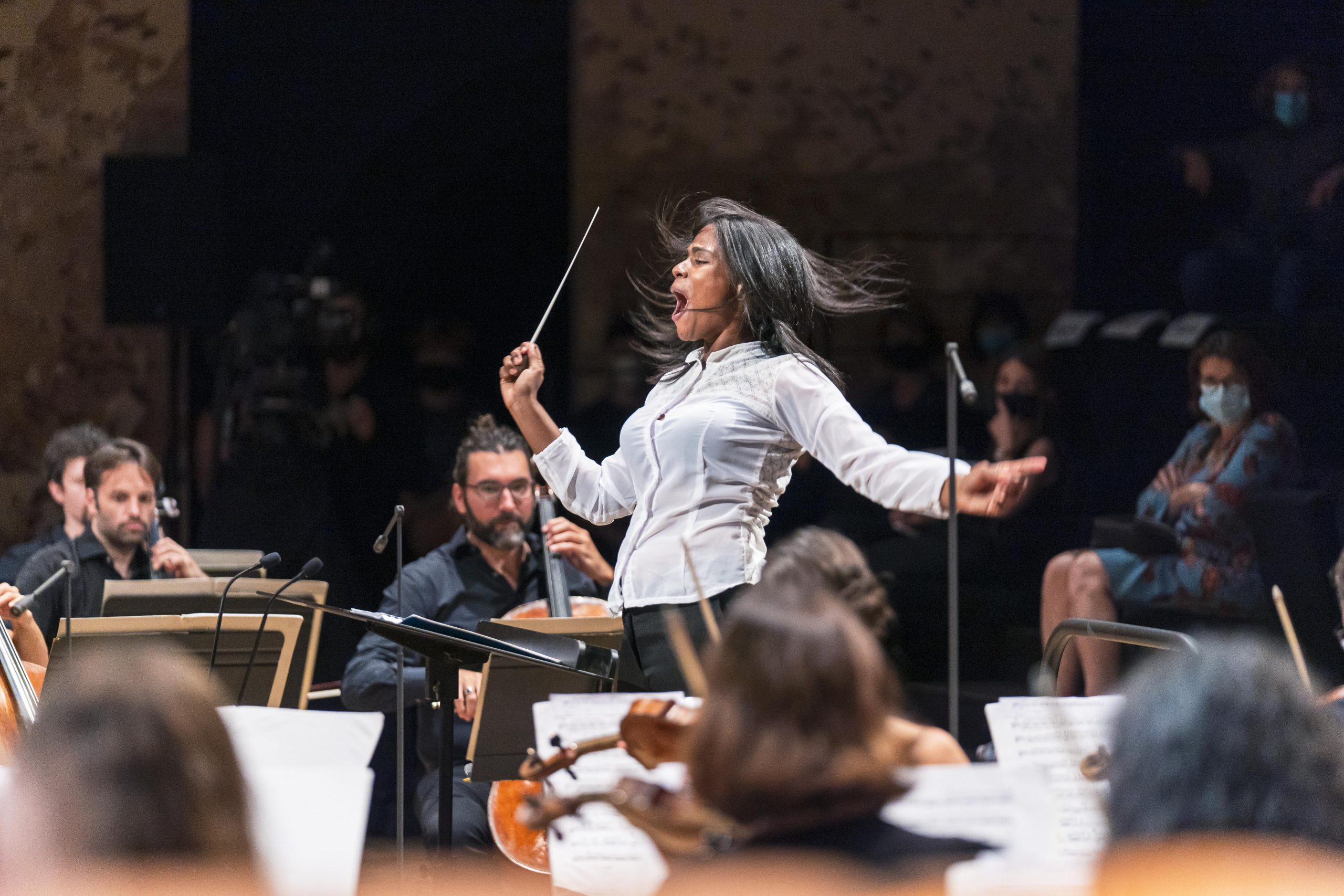 Second semi-final of the La Maestra competition with the Paris Mozart Orchestra. The Maestra, 1st edition of the International Conductors Competition. Twelve candidates conduct the Paris Mozart Orchestra during the semifinals and finals of the competition which takes place from 14 to 18 September 2020 at the Philharmonie de Paris. Paris, September 16, 2020.
Seconde demi-finale du concours la Maestra avec le Paris Mozart Orchestra. La Maestra, 1ere edition du Concours International de Cheffes d Orchestre. Douze candidates dirigent l orchestre du Paris Mozart Orchestra durant les demies-finales et finales du concours qui se tient du 14 au 18 Septembre 2020 a la Philharmonie de Paris. Paris, le 16 septembre 2020.