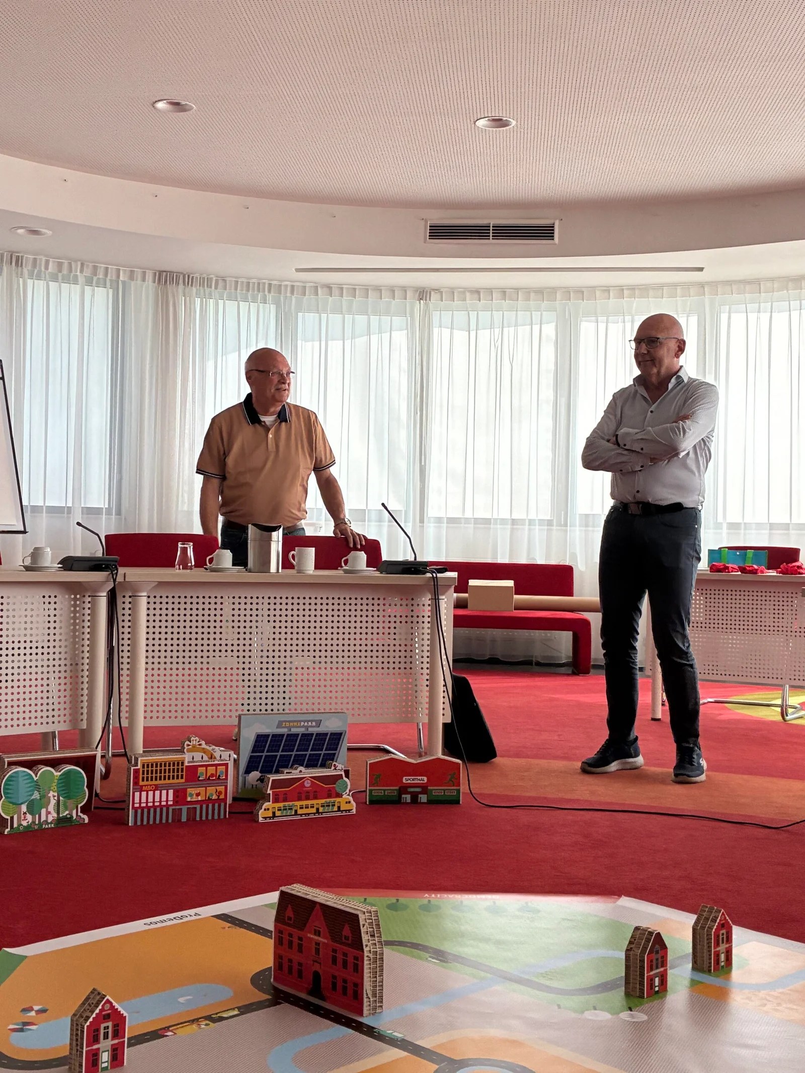 Leerlingen van groep 8 spelen Democracity in de raadzaal van de gemeente Simpelveld.