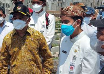 Gibran bersama Menteri Koordinator Bidang Pembangunan Manusia dan Kebudayaan Muhadjir Effendy, Kamis (02/09/2021)/kumparan