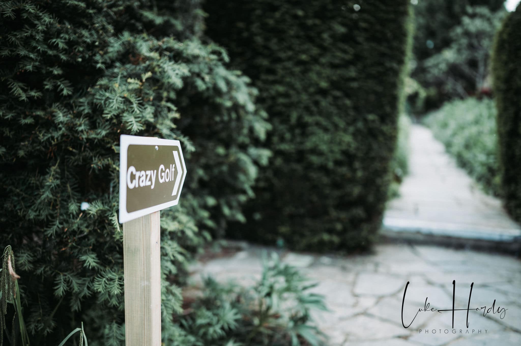 ALT="wedding crazy golf sign to lead the wedding guests to the garden at Cotswold House hotel wedding"