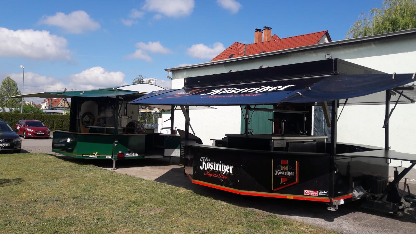 Schwarzer Ausschankwagen mit Aufschrift "Köstrizer"