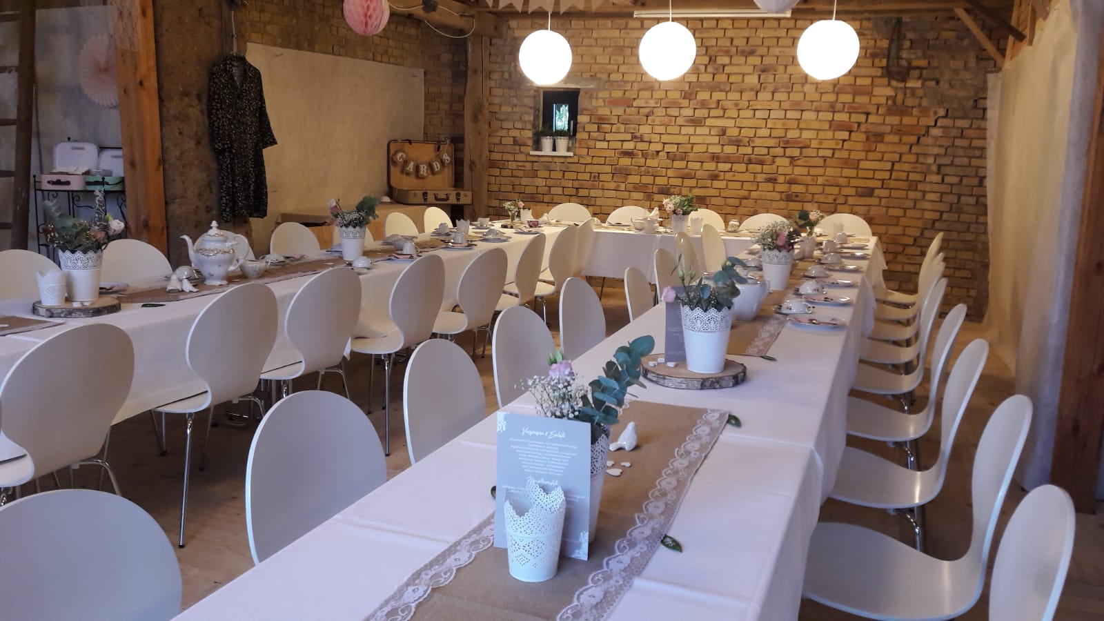 Gedeckte weiße Tische