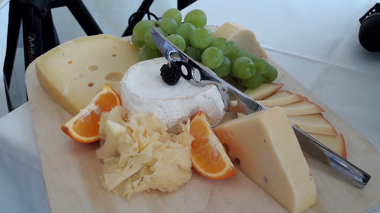 Käseplatte mit Trauben und Früchten