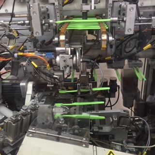Les fibres sont fixées automatiquement puis coupées et polies.